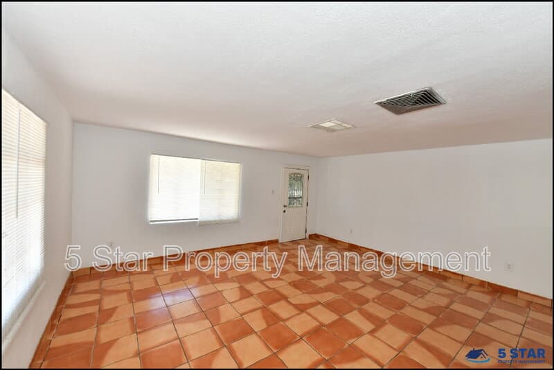 El Paso House: 7817 West Dr
