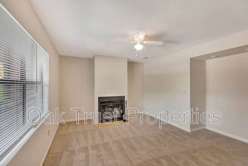 Summerville Townhome: 593 Travelers Blvd
