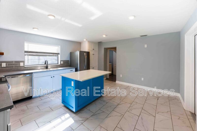 Brandon House: 206 James St