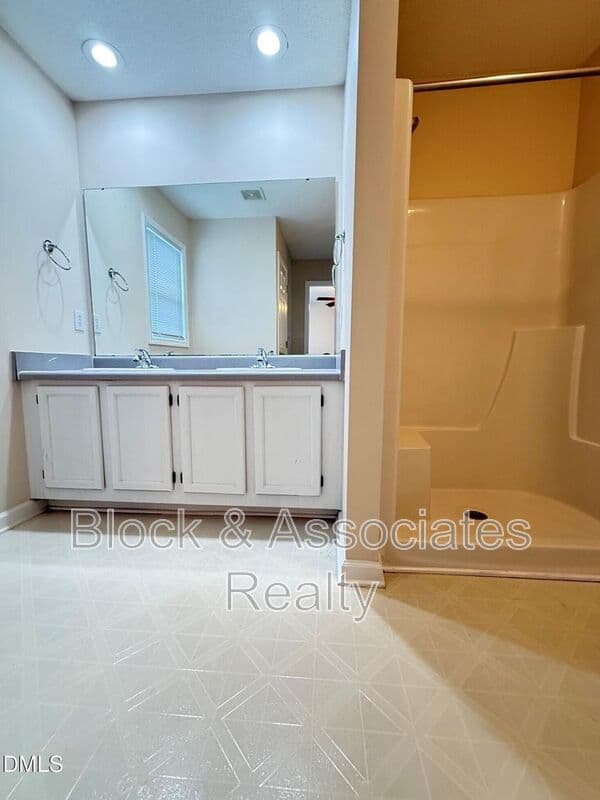 Cary House: 106 Pointe Crest Court