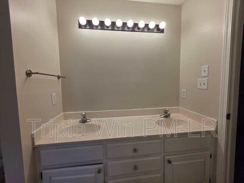 Little Rock House: 12512 Woodbury Dr