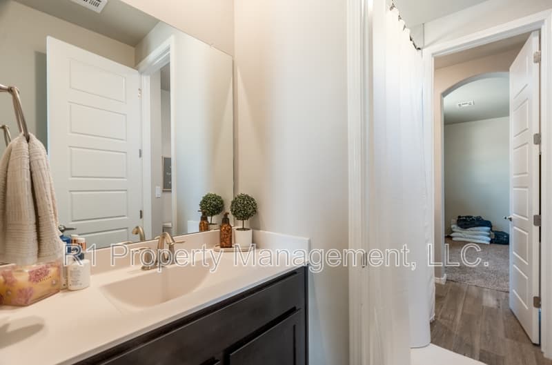 Los Lunas House: 3771 Santa Fe Trail