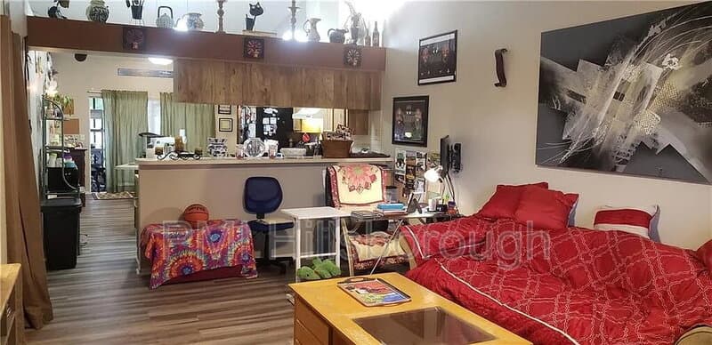 Brandon House: 914 Burlwood Street