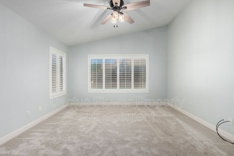 Glendale House: 21295 N 69th Ave