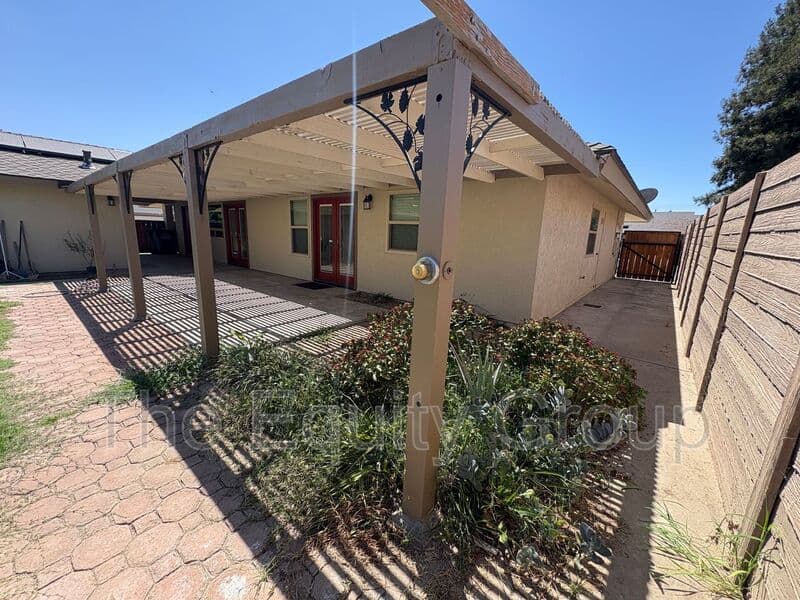 Visalia House: 2322 East Vassar Dr