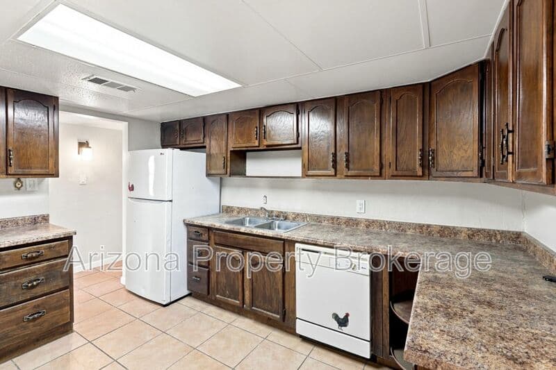 Phoenix House: 3302 W. Solano Dr. South