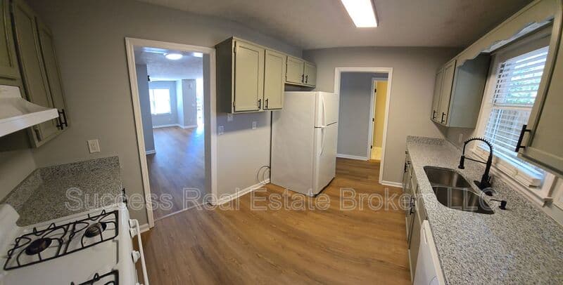Kennesaw House: 1016 Kennesborough Rd NW