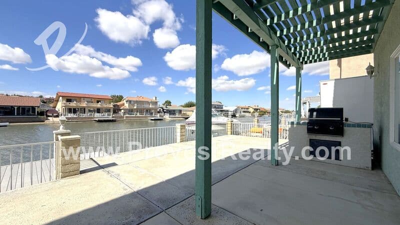 Victorville House: 18064 Mariner Dr