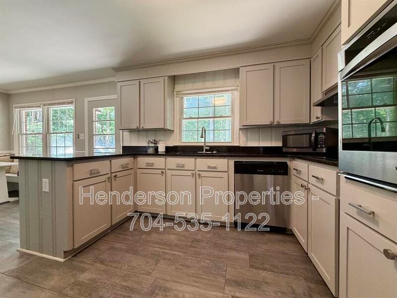 Charlotte House: 6801 Woodland Cr