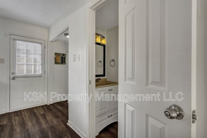 Savannah Townhome: 2220 East Victory Drive