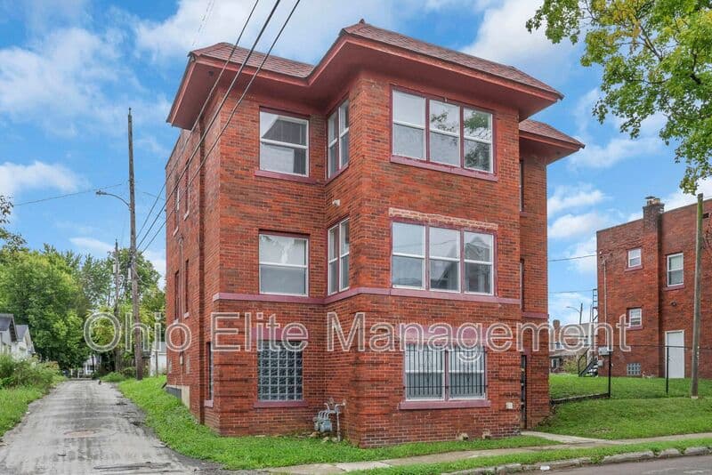 Columbus House: 1092 Oakwood Ave