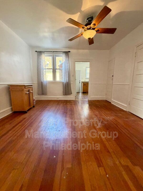 Collingdale House: 7 Rhodes Ave