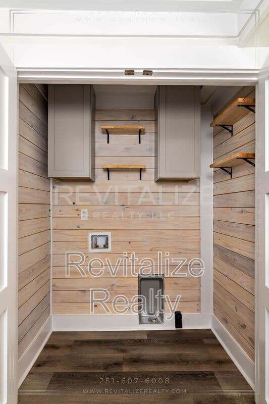 Mobile House: 80 Hathaway Rd N