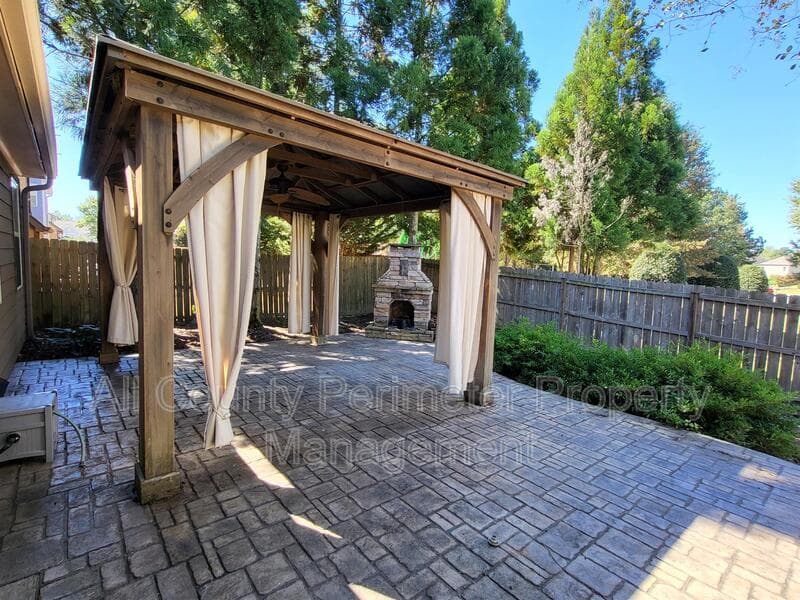 Acworth House: 915 Silver Lake Dr