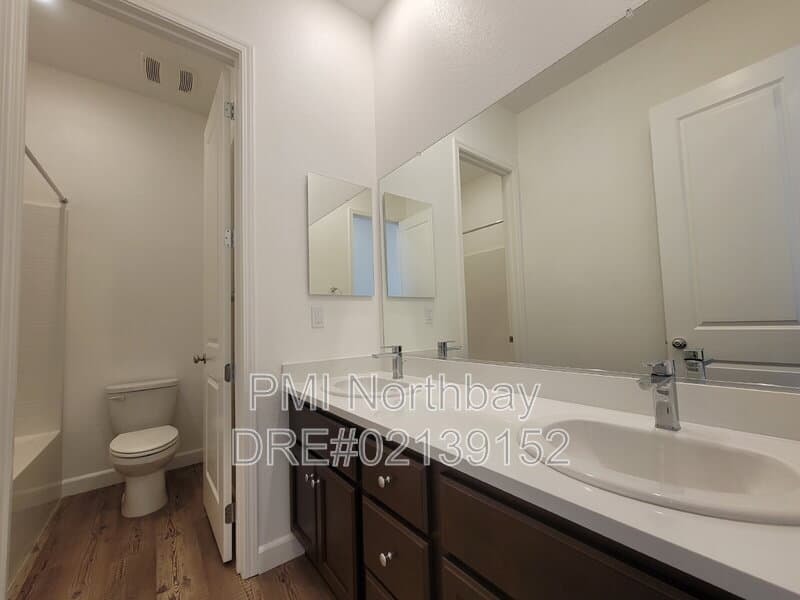 Fairfield House: 2466 Shore Vista