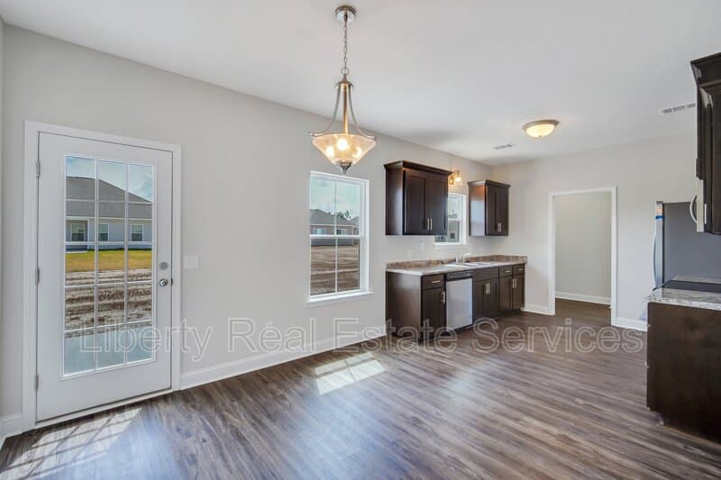 Hinesville House: 88 Fridley Ln