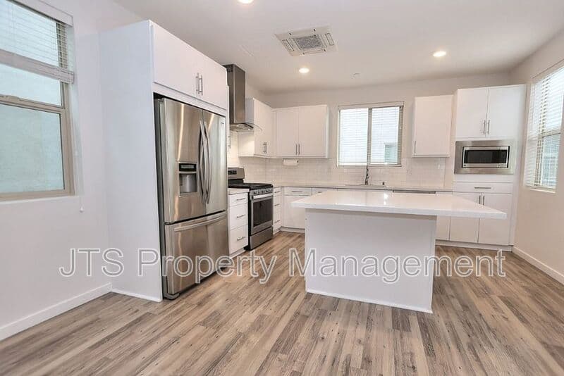Sacramento House: 340 1st Avenue
