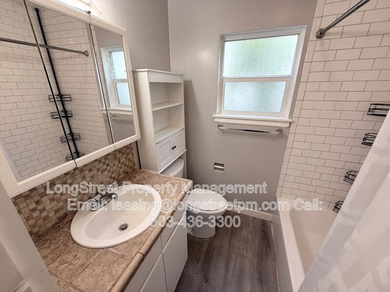 Salem House: 390 23rd St SE