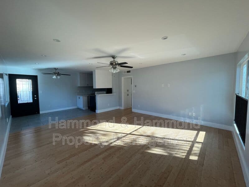 Van Nuys Condo: 5722 Woodman Ave.