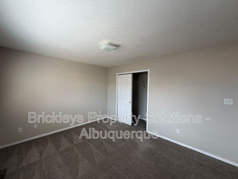 Albuquerque House: 7008 Tree Line Ave NW