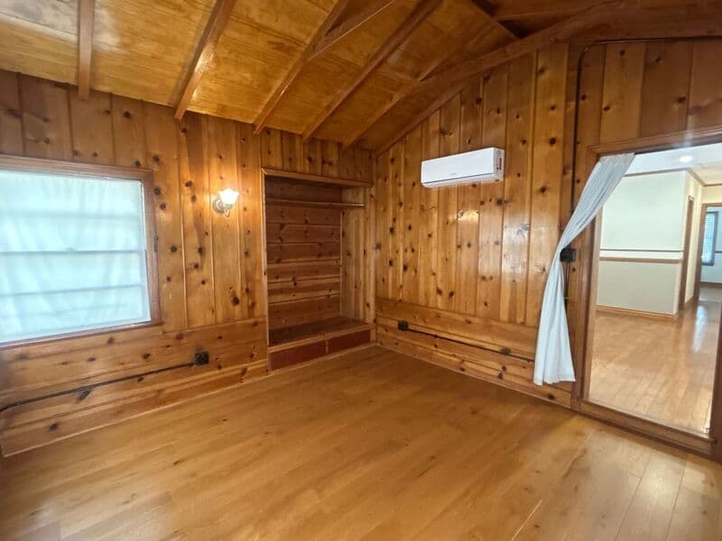 Montrose House: 2434 Florencita Drive