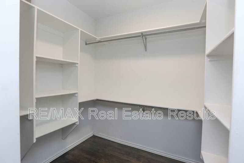 Rogers House: 5300 S 44th Pl