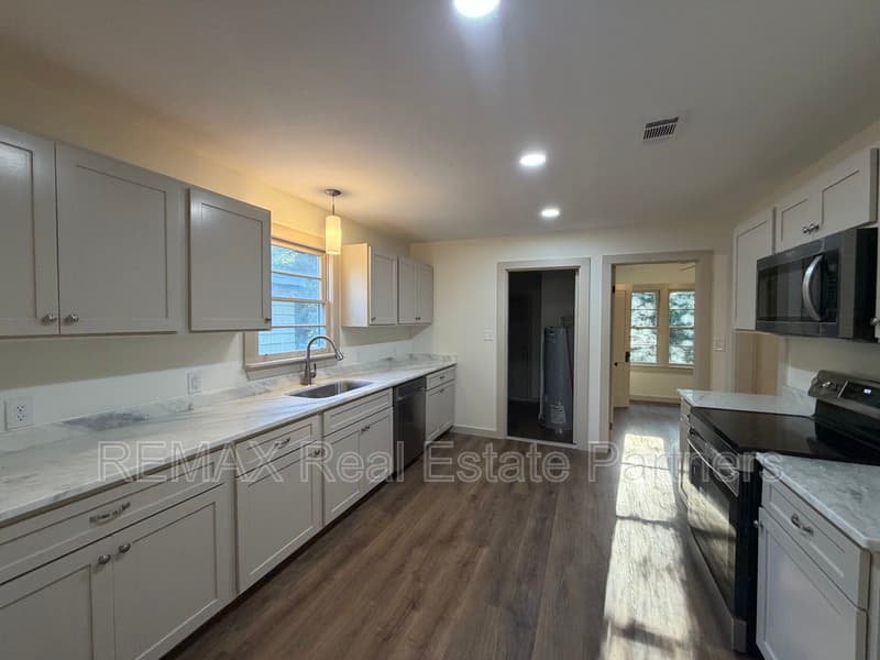 Hattiesburg House: 711 N 19th Ave