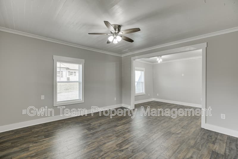 Buford House: 4615 S Lee Street