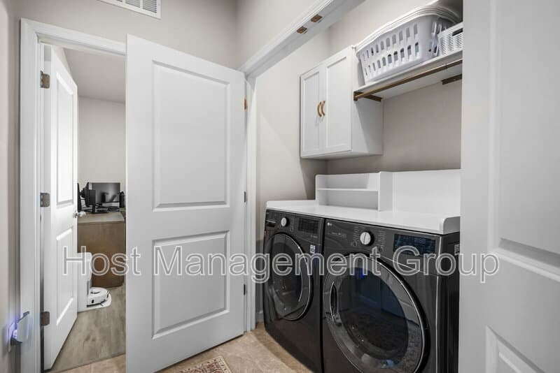 Minneola House: 3234 Hill Point St