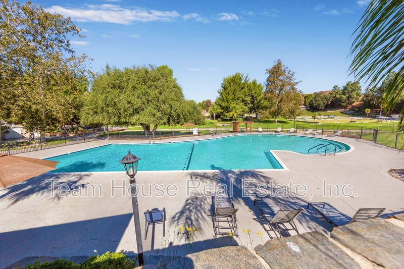Newhall Condo: 19139 Avenue of the Oaks