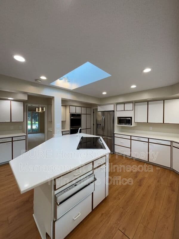 Edina House: 7420 Hyde Park Cir