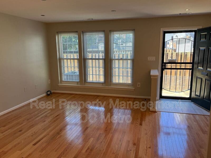 Washington House: 1125 Harvard St NW F