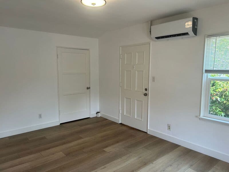 Glendale House: 1235-1237 Virginia Ave
