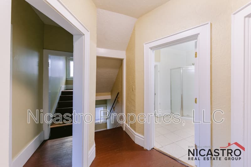 Columbus House: 252 E Lane Avenue