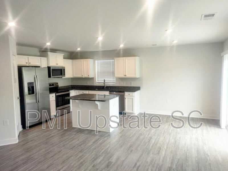 Greenville House: 215 Bending Branch Rd