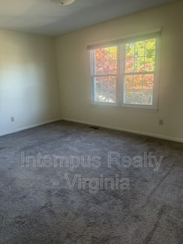 Warrenton Townhome: 410 Forest Ct