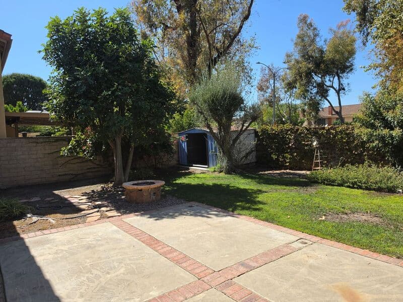 Irvine House: 25 Lucero West