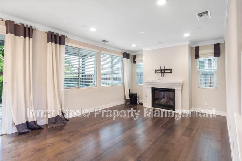 Brentwood House: 376 Bougainvilla Drive