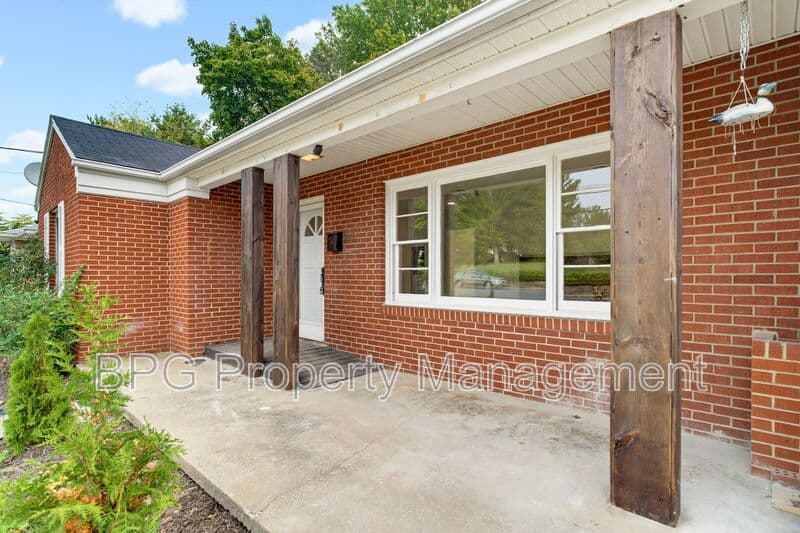 Woodstock Condo: 204 N Muhlenberg St
