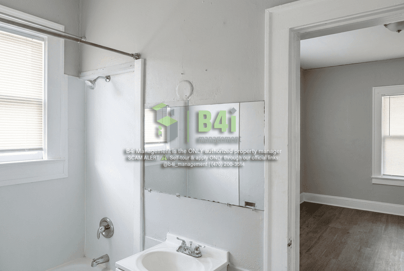 LaGrange House: 409 Whitesville Road