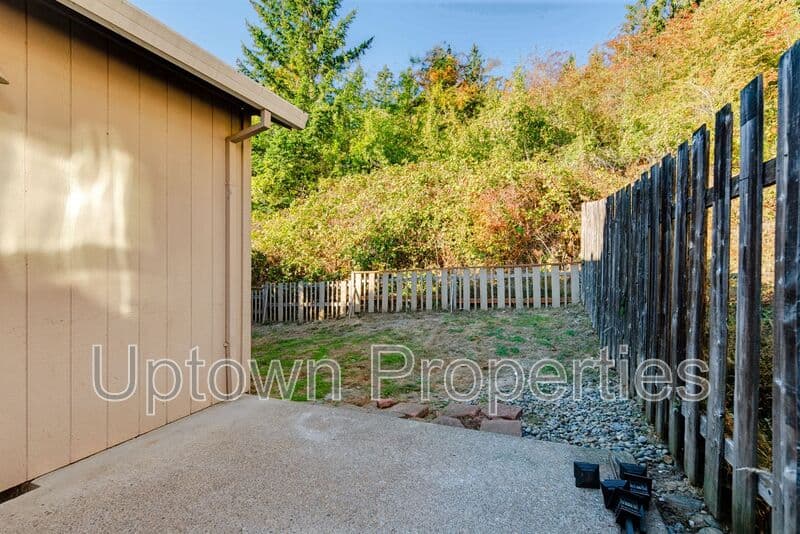 Happy Valley House: 14182 SE Summerfield Loop