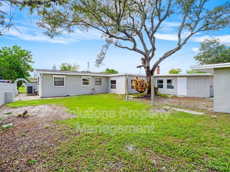 Melbourne House: 1382 Lakewood Drive