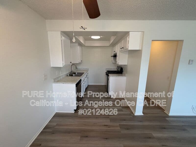 Hawthorne House: 13707 Yukon Ave