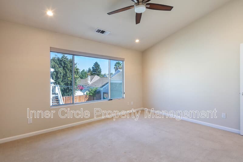 Brentwood House: 342 Chaucer Drive