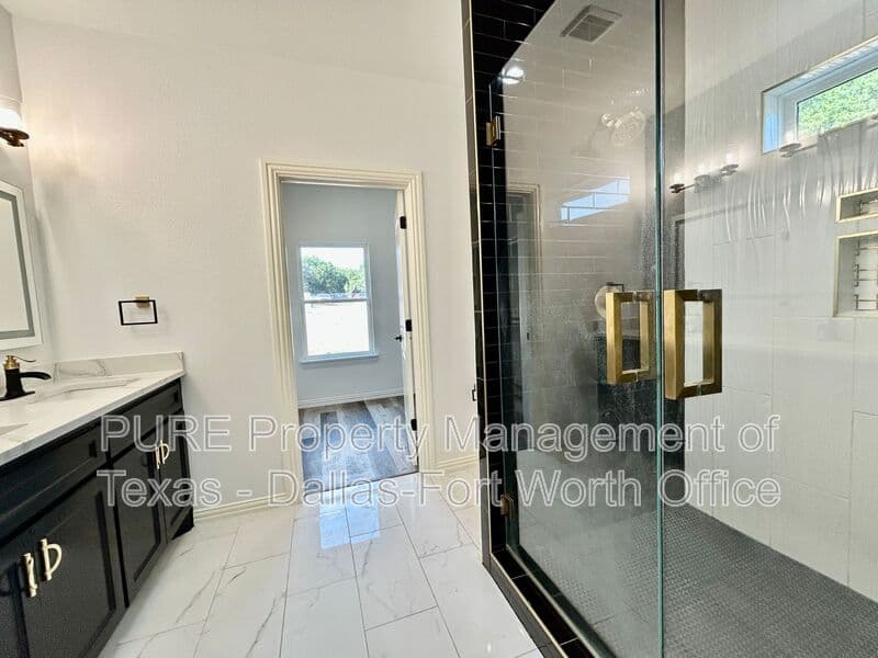Granbury House: 915 Bobcat Trail