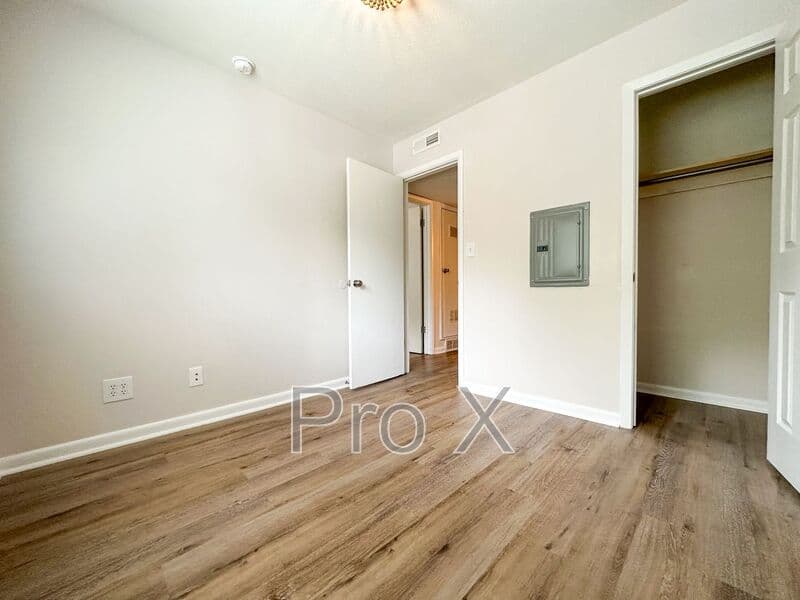 Fayetteville House: 210 S Hill Ave