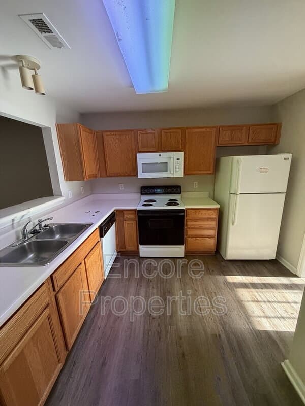 Raleigh House: 4727 Tanglewood Oaks St