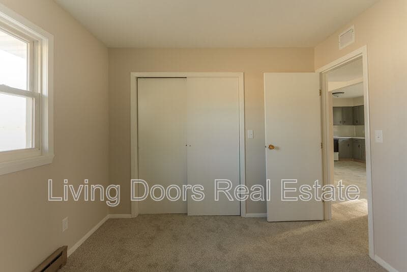 Weeping Water Condo: 402 W Eldora Ave Unit D