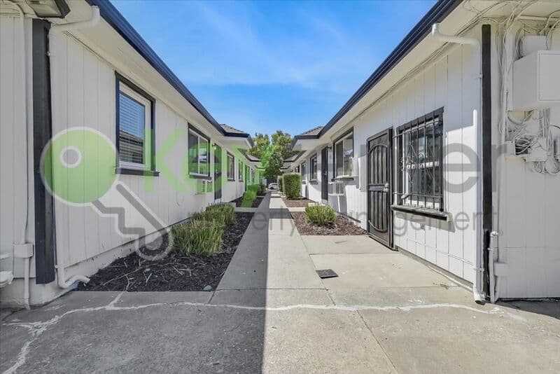 Sacramento House: 1071 Santiago Ave