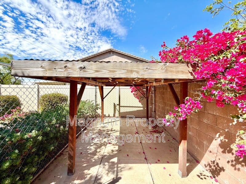 Menifee House: 33205 Gypsum St